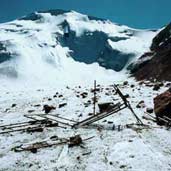 Ein gestrandetes Bett auf einem Gletscher in Kasachstan